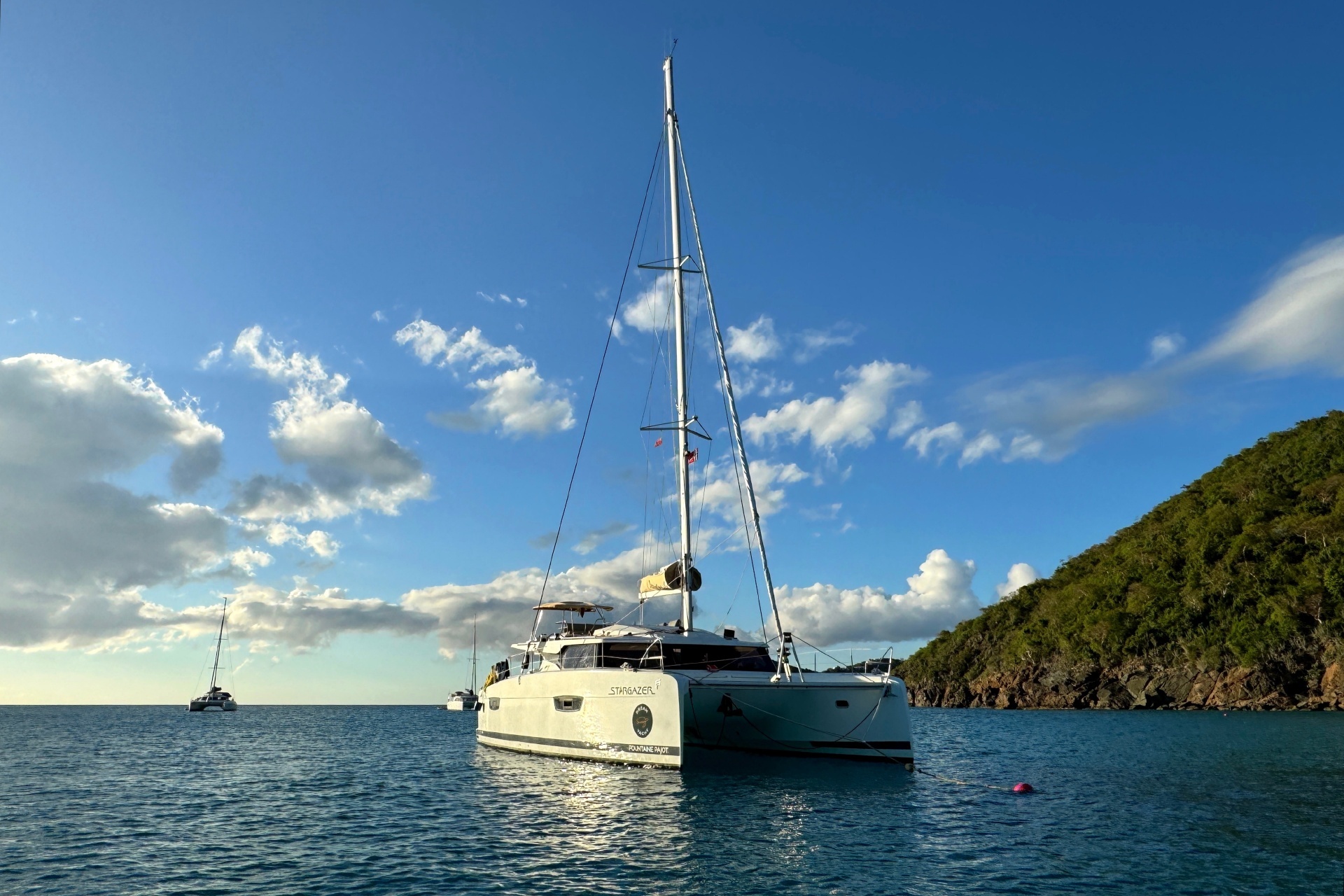 Kystlinje av Guana Island med frodig vegetasjon